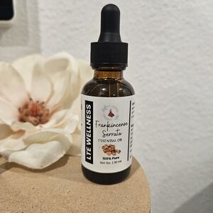 Frankincense Serata Essential Oil - Black and White